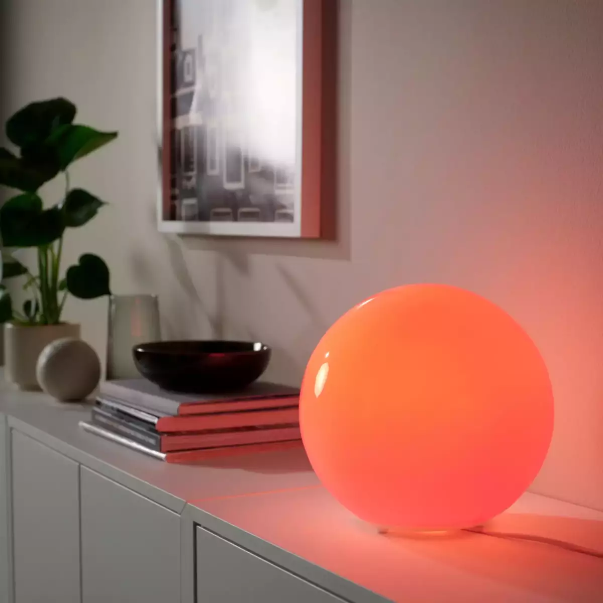 ikea lance une nouvelle gamme d'accessoires connectés compatibles avec les protocoles thread et zigbee, offrant une maison plus intelligente et connectée.