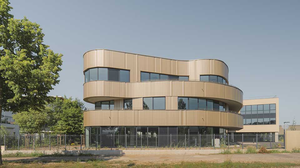 découvrez des espaces innovants en immobilier tertiaire durable, alliant performance énergétique, confort et respect de l'environnement pour un avenir responsable.