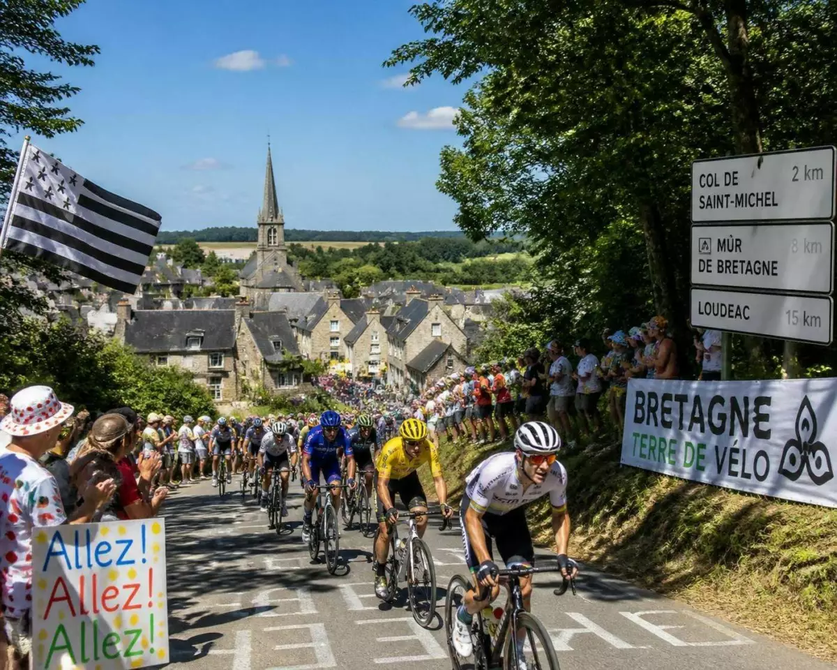 découvrez l'intensité du grand prix optic 2000 à châteaulin ce dimanche, avec des cyclistes en plein effort et sans passage par la grand rue.