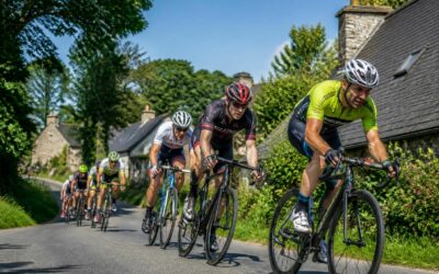 Cyclistes en plein effort ce dimanche à Châteaulin : pas de Grand Rue au Grand Prix Optic 2000