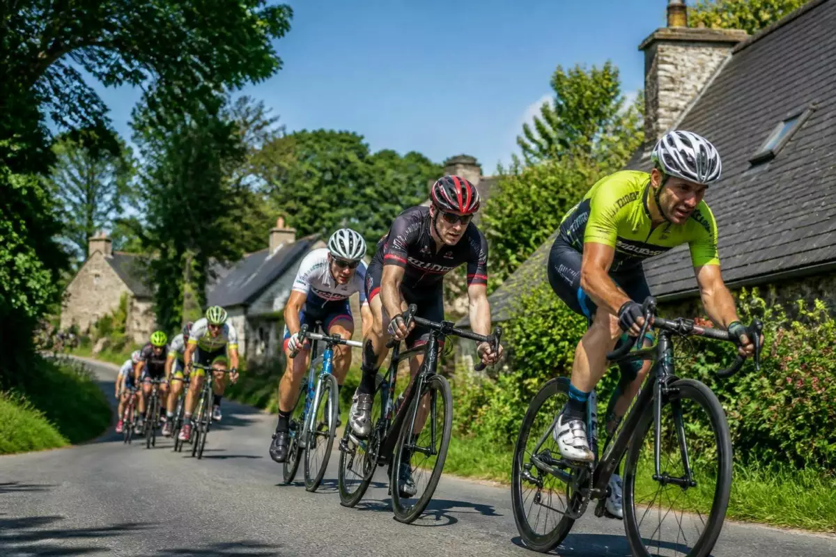 découvrez le grand prix optic 2000 ce dimanche à châteaulin où les cyclistes donneront tout, sans passage par la grand rue. suivez l'événement sportif intense et ses moments forts.