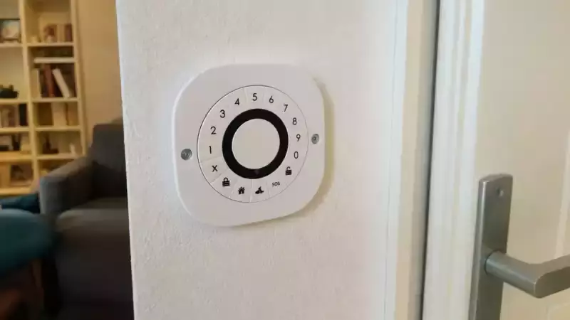 Clavier Zigbee frient Intelligent Keypad fixé près d’une porte d’entrée dans une maison