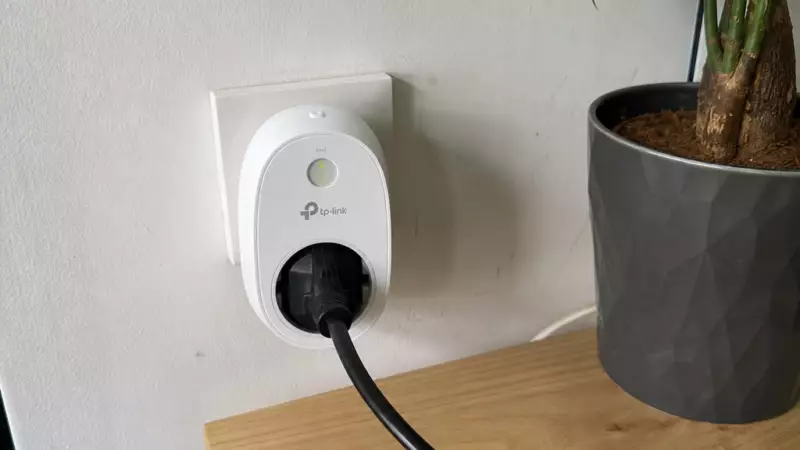Détail d’une installation Home Assistant avec mini-PC et accessoires domotiques