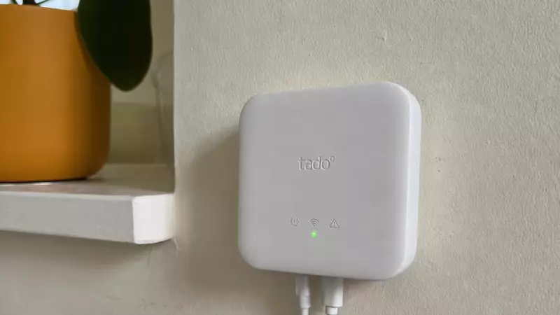 Mini-ordinateur exécutant Home Assistant posé sur un bureau domestique, relié à un routeur et à des accessoires domotiques