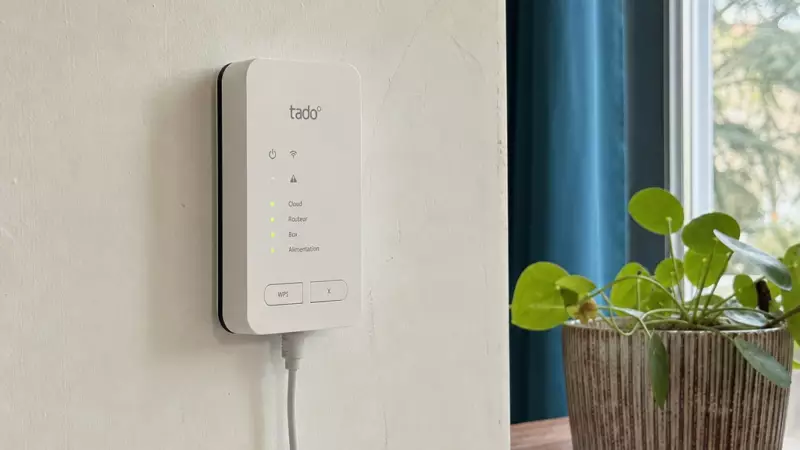 Mini-ordinateur exécutant Home Assistant posé sur un bureau domestique, relié à un routeur et à des accessoires domotiques