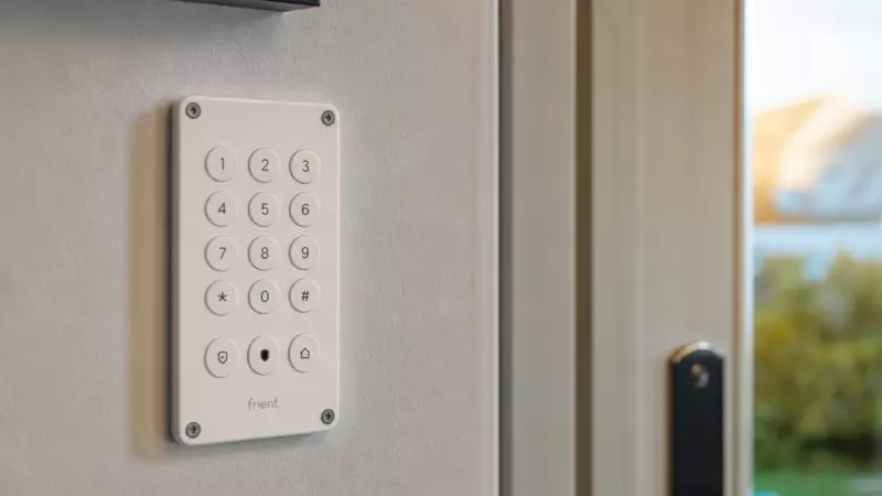 Clavier Zigbee frient Intelligent Keypad fixé près d’une porte d’entrée dans une maison