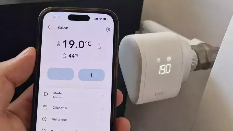 Détail d’une installation Home Assistant avec mini-PC et accessoires domotiques