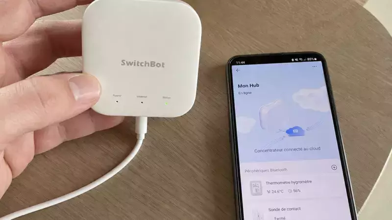 Détail d’une installation Home Assistant avec mini-PC et accessoires domotiques