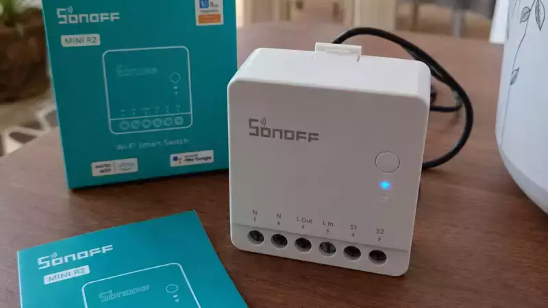 Détail technique de SwitchBot dévoile son hub intelligent IA pendant son installation ou son utilisation