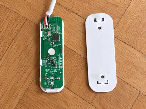 Carte électronique du Tuya ZG-109TDS ouverte sur un parquet