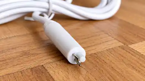 Sonde du capteur Tuya ZG-109TDS posée sur un parquet