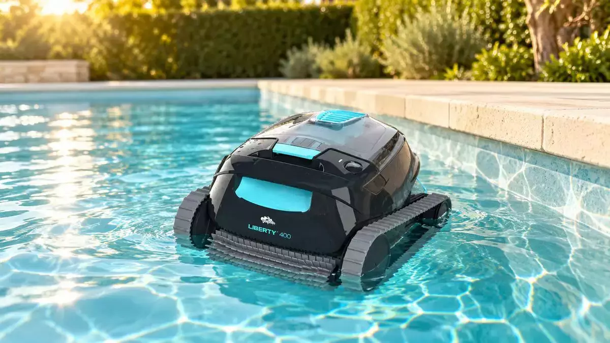 Robot de piscine Dolphin LIBERTY 400 dans une piscine, visuel contextualisé à partir du visuel officiel Maytronics.
