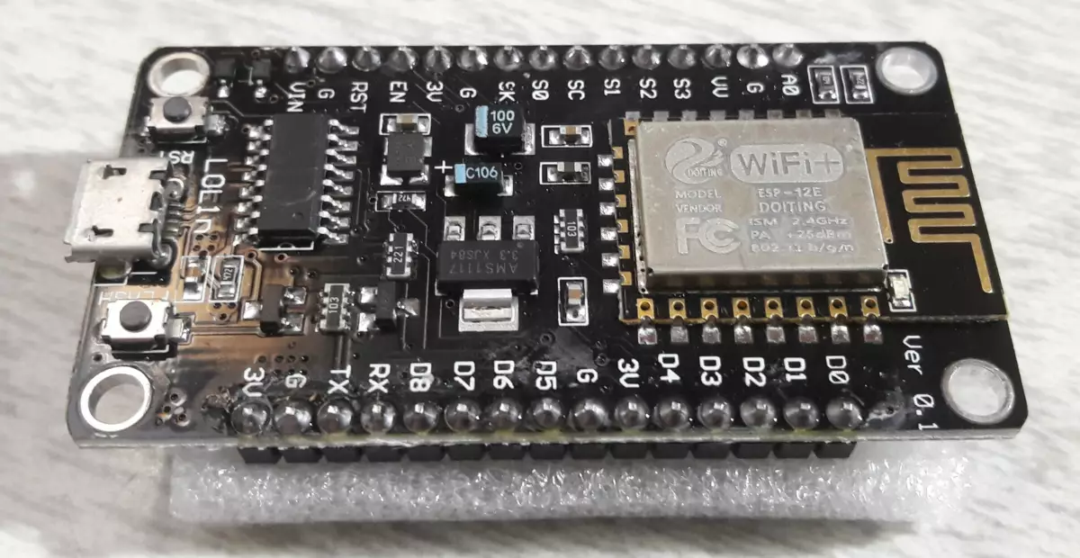 Vue de dessus d’une carte NodeMCU LoLin V3 basée sur ESP8266