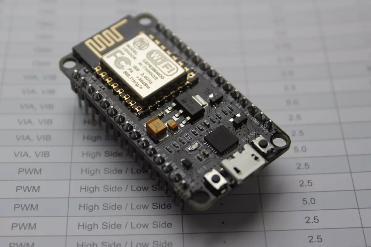 Carte NodeMCU DevKit 1.0 avec module ESP8266, port micro-USB et broches GPIO
