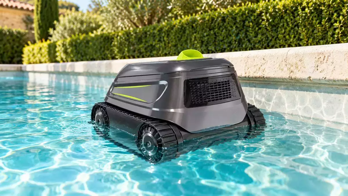 Robot de piscine Zodiac CNX 1020 dans une piscine, visuel contextualisé à partir du visuel officiel Zodiac.